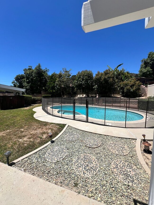 Building Photo - Santa Paula - Spacious pool home in wonder...
