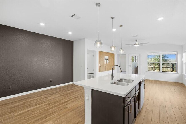 Building Photo - 8215 McKamy Dr