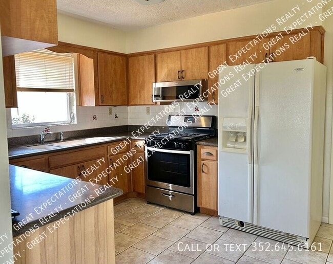 Building Photo - 523 Bahia Cir Track