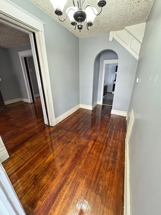 Building Photo - 5 bed 2 bath, central all electric HVAC, laundry, fenced yard house!