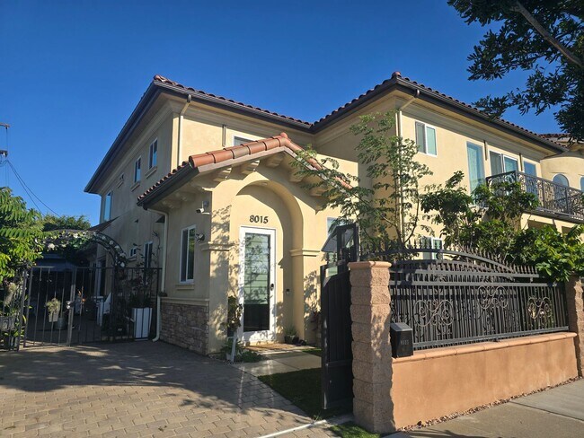 Foto del edificio - Fully Furnished 2 Bed, 2 Bath Townhome – 5...