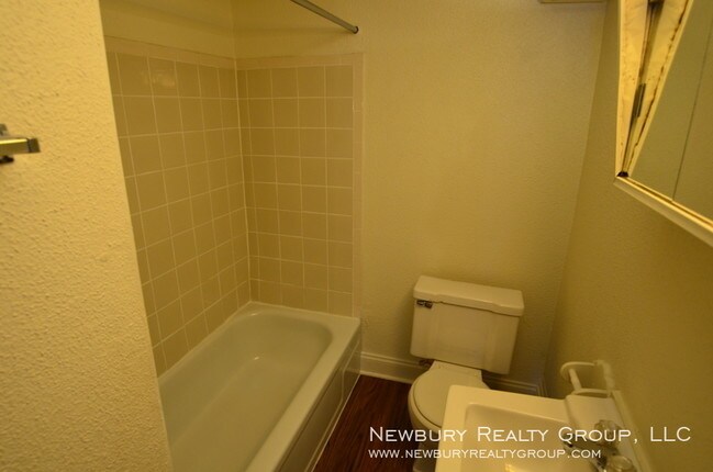 Building Photo - Spacious Two-Bedroom Townhouse Available Now!