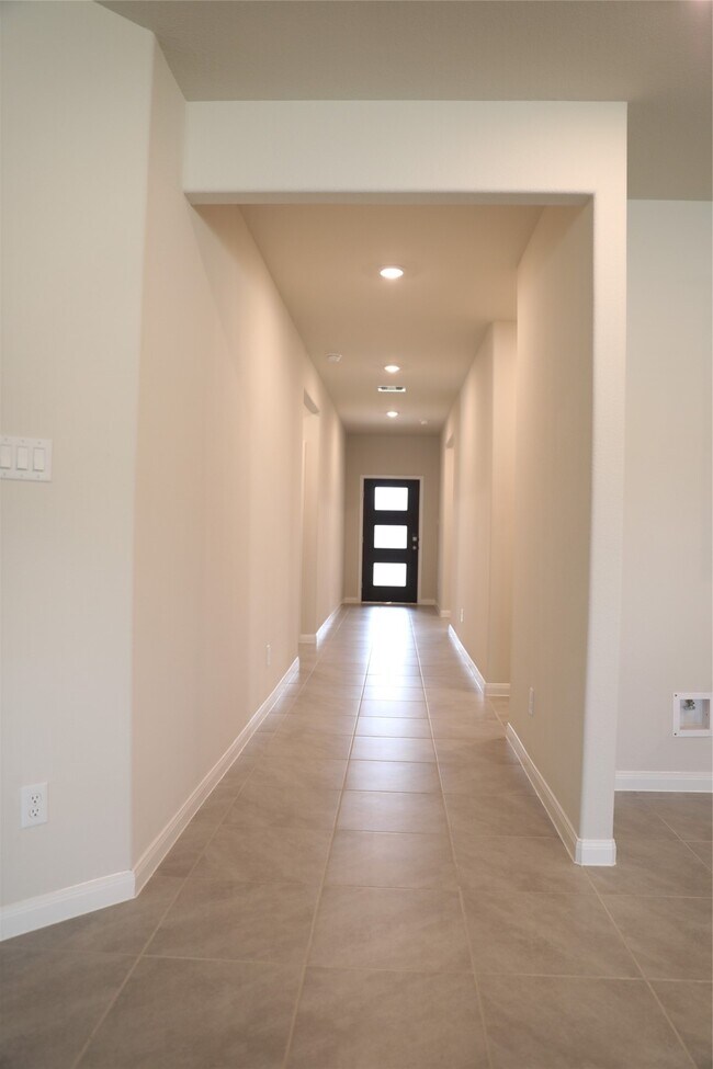 Foto del edificio - 523 Ellwood Terrace Ln