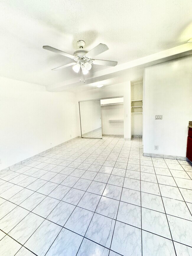 Building Photo - 332 S Palm Dr