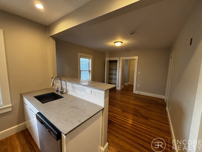 Building Photo - 222 Banks St