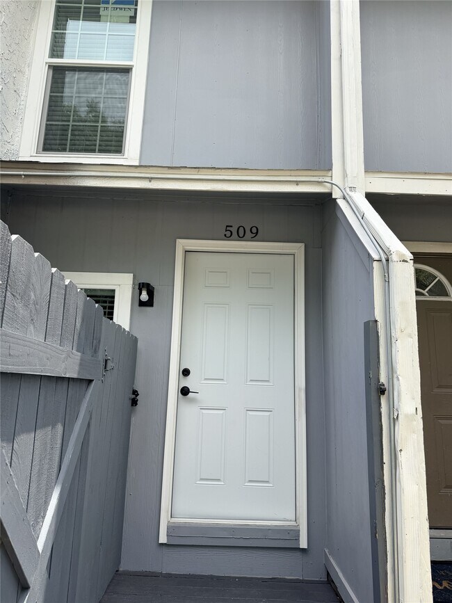 Building Photo - 9550 Deering Dr