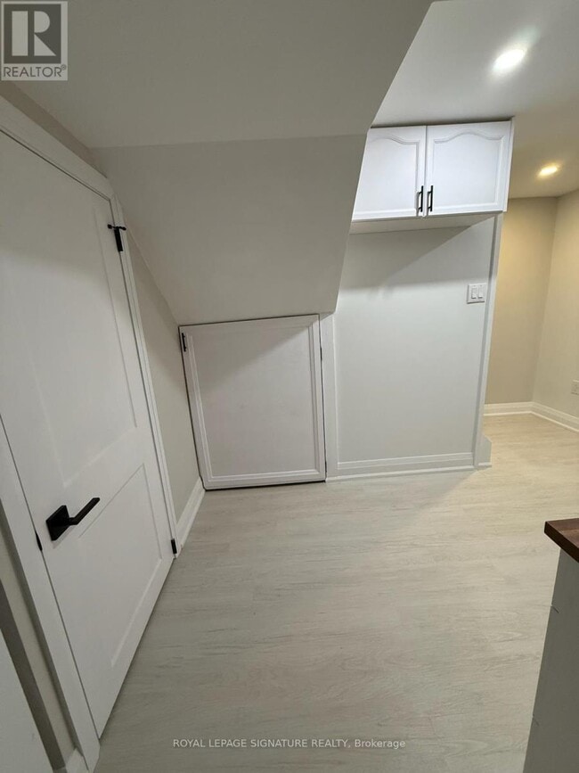 Photo du bâtiment - 357 Rossland Rd E