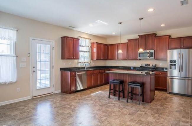 Building Photo - 4 bd/ 2.5 ba located MINUTES from Fort Bra...