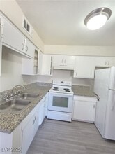 Building Photo - 1075 E Desert Inn Rd