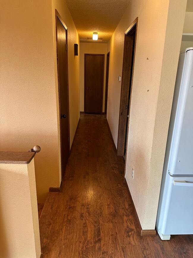 Building Photo - 1540 Lealand Dr 3 bed/2.5 bath. MOVE IN SP...