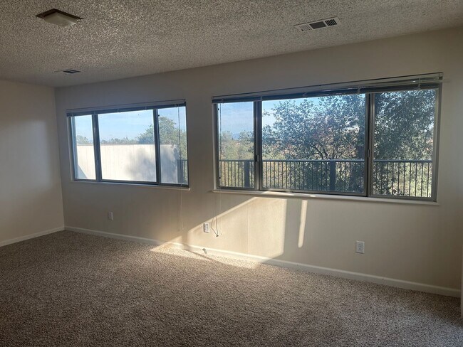 Foto del edificio - 3 BED 2 BATH UPDATED ENTERPRISE HOME WITH LARGE DECK