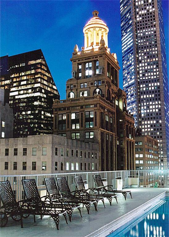 Imponente vista desde la piscina de la azotea de The Commerce Towers. - Commerce Towers