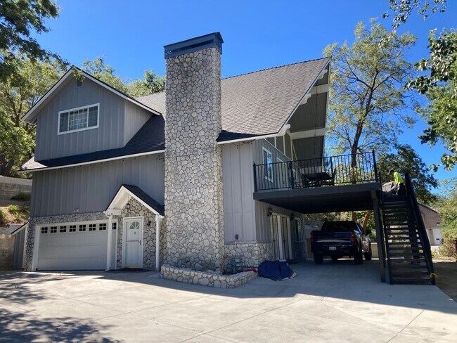 Foto del edificio - Location! Location! Terrific Four bedroom Three Bath Home with Two Car Garage including Lake Rights!