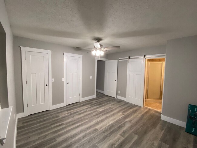 Building Photo - a Cozy 2 acres home in Ozark