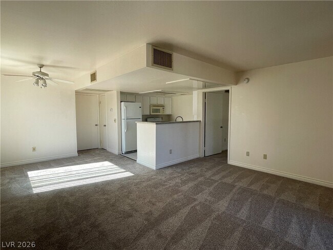 Foto del edificio - 8070 W Russell Rd