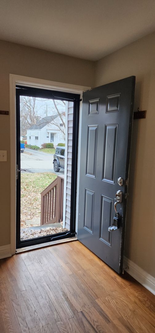 Building Photo - GREAT Renovation in St. Matthews!  3 Bedrooms, 1 Full Bathroom! Hardwood Floors & ALL Appliances!...