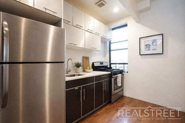 Foto del edificio - Crown Heights Backyard Duplex | 3 Bedrooms + Bonus Space | 2.5 Baths
