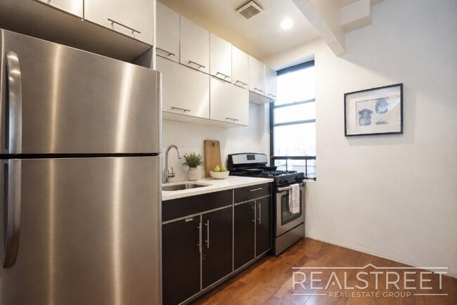 Building Photo - Crown Heights Backyard Duplex | 3 Bedrooms + Bonus Space | 2.5 Baths