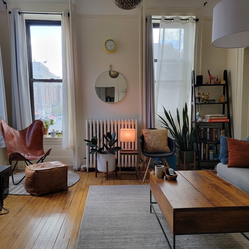 Primary Photo - Spacious 2 bedroom with old charm