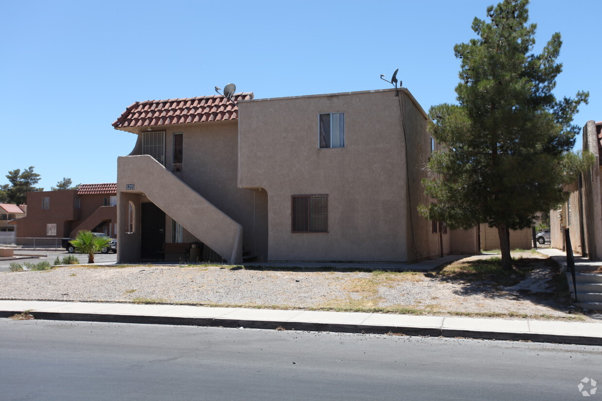 Building Photo - 5205 Tamarus St