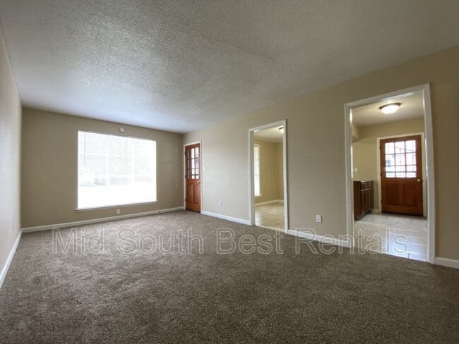 Building Photo - 3398 Woodhollow Dr