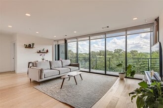 Building Photo - 900 S 1st St