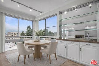 Foto del edificio - 320 N Maple Dr