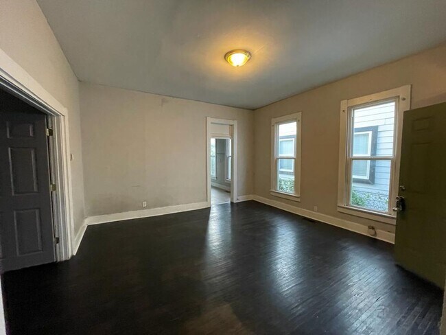 Building Photo - 2 Bedroom 1 Bath House near downtown