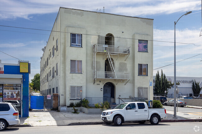 Building Photo - 2108 Maple Ave