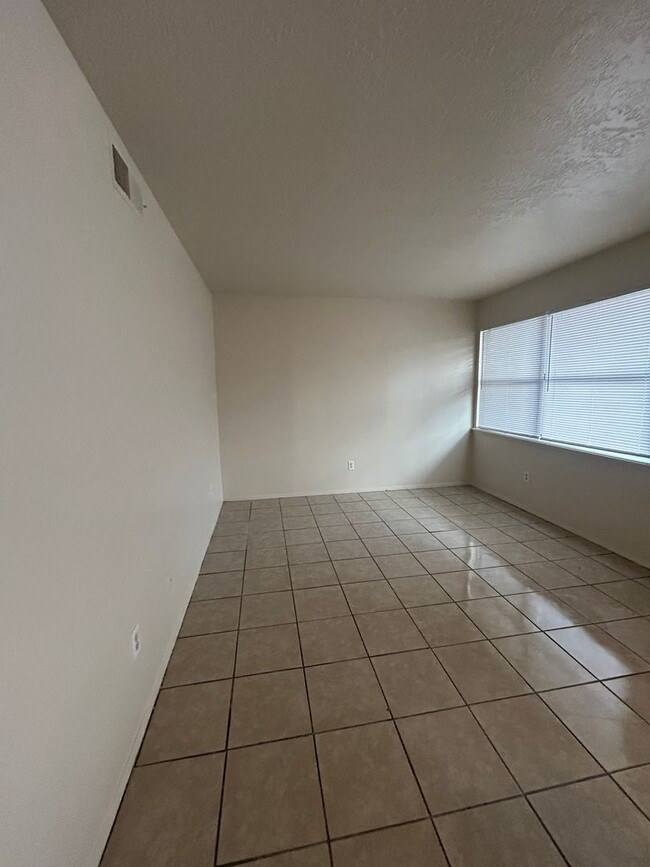 Building Photo - 2 bed 1 bath