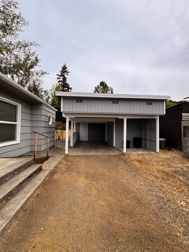 Building Photo - 1533 NE Hollis St