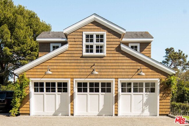 Foto del edificio - 6763 Zumirez Dr