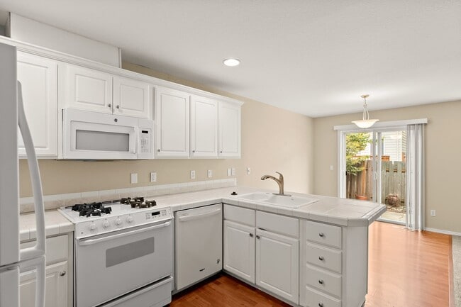 Building Photo - MUST SEE!!! This well-maintained 3 bedroom...