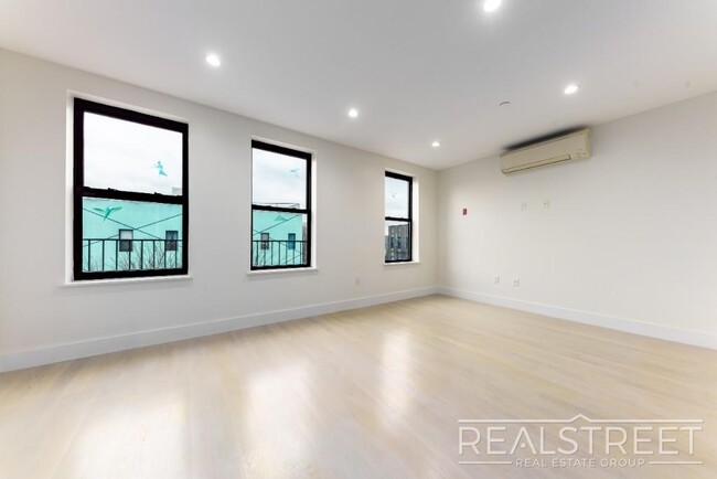 Building Photo - Stunning Spacious New 2 Bed with Roof Deck...