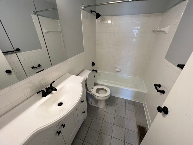 2 HAB, 1,5 BAÑOS, TERRAZA - Bowdoin Square Apartments