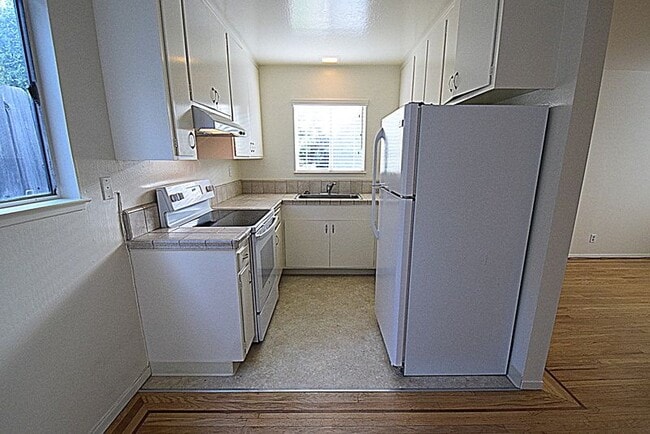 Building Photo - NEW LISTING!QUIET Charm. Upper1BR/1BA In D...