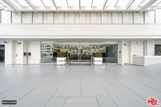 Building Photo - 10660 Wilshire Blvd