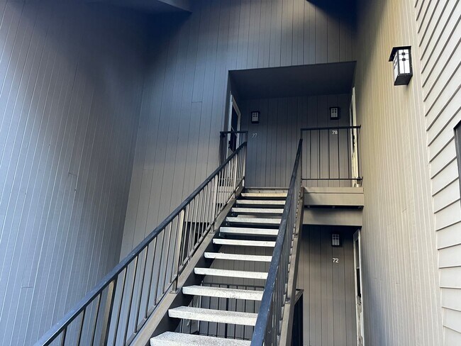 Foto del edificio - *Price Reduced!* Darling Updated Condo Loc...