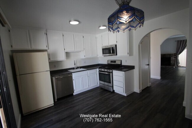 Building Photo - Remodeled 2/1 Single Level Park Place Cond...