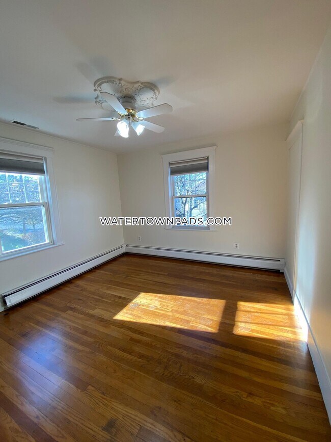 Foto del edificio - 4 Hall Ave