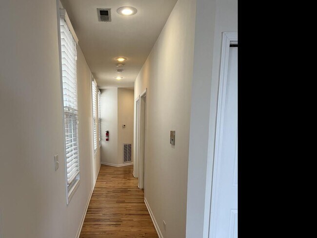 Building Photo - 3 bedroom in Chicago IL 60622
