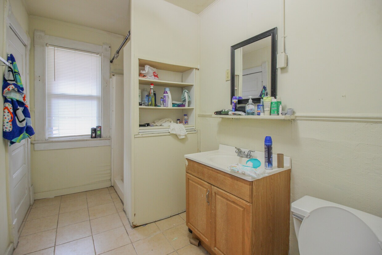 Large bath storage - 1308 Anthony St