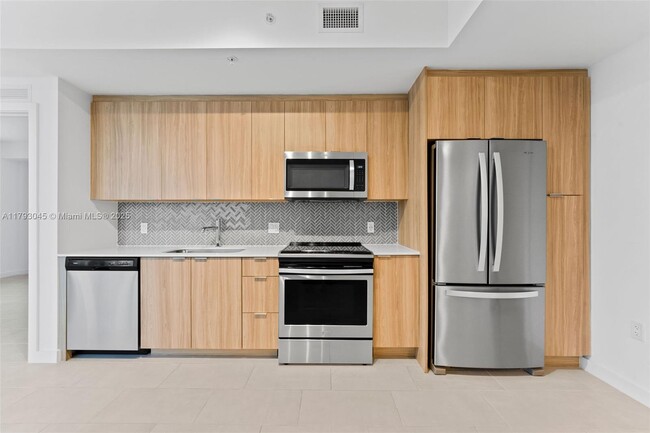 Foto del edificio - 2150 N Bayshore Dr