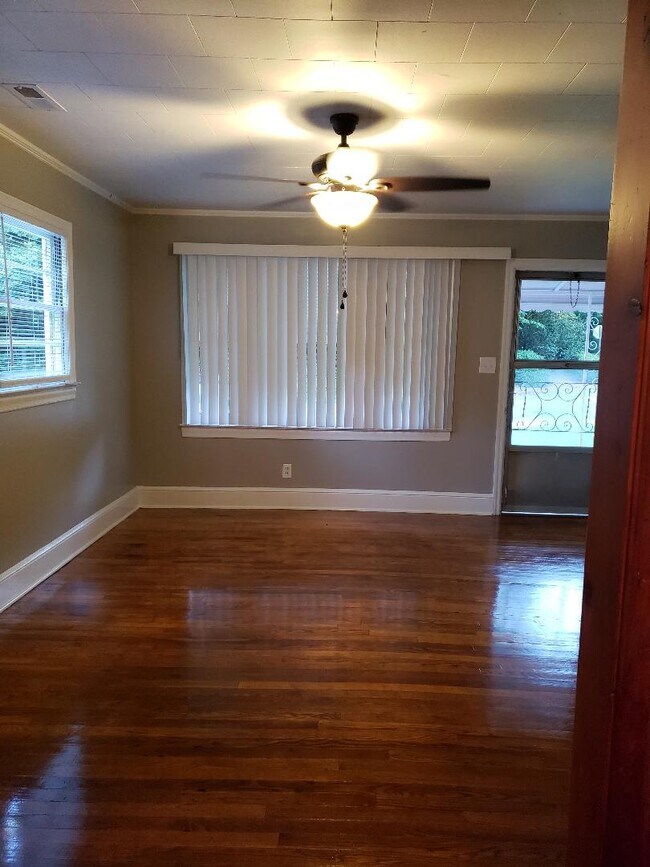 Family Room - 870 Sprinkle St