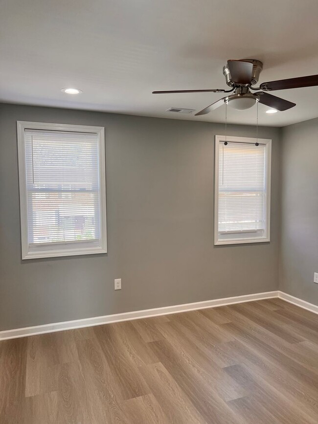 Foto del edificio - 3 BEDROOM TOWNHOME **VOUCHERS ONLY**