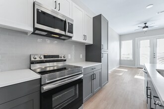 Building Photo - 400 Crawford St