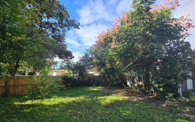 Building Photo - 933 Arlingwood Ave