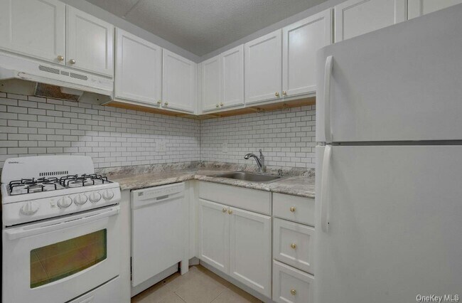 Building Photo - 4 Consulate Dr