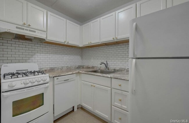 Building Photo - 4 Consulate Dr