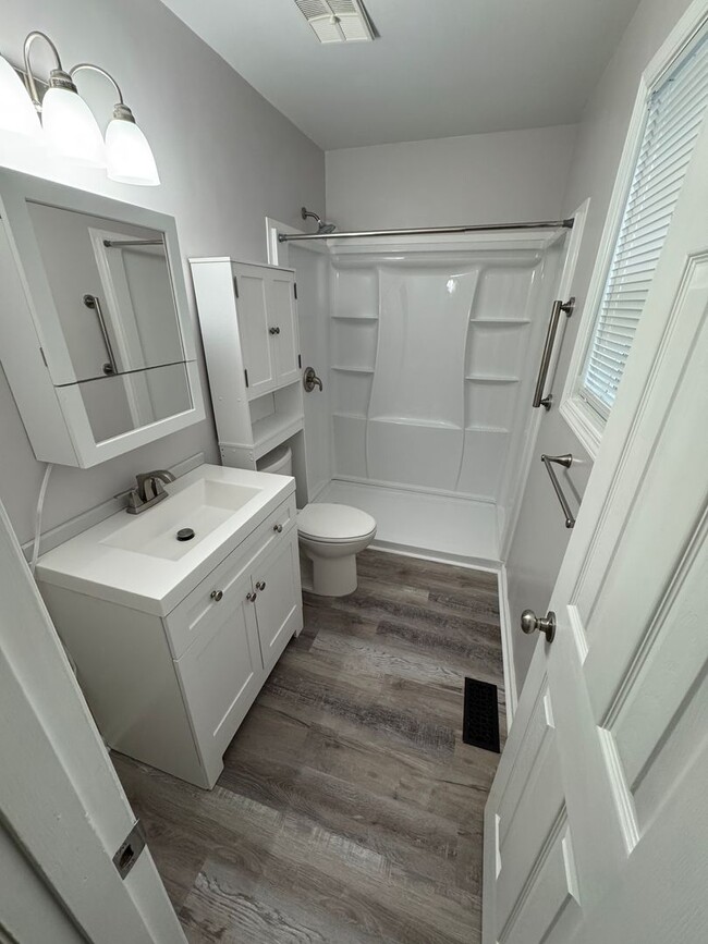 Building Photo - 3 bed & 2 bath in Saks! $200 off first months rent!